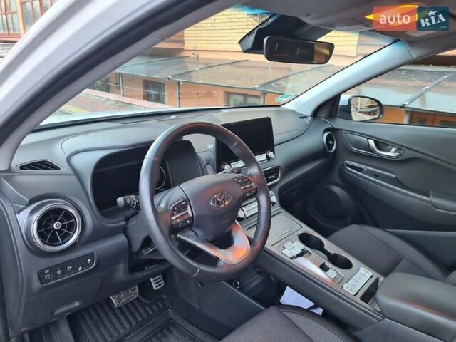 Белый Хендай Kona Electric, объемом двигателя 0 л и пробегом 60 тыс. км за 17700 $, фото 19 на Automoto.ua