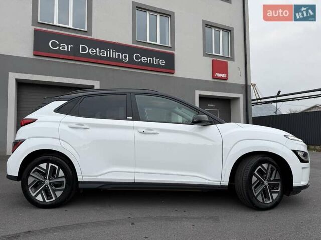 Белый Хендай Kona Electric, объемом двигателя 0 л и пробегом 52 тыс. км за 17599 $, фото 40 на Automoto.ua