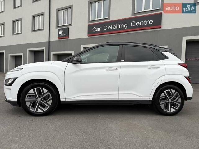 Белый Хендай Kona Electric, объемом двигателя 0 л и пробегом 52 тыс. км за 17599 $, фото 12 на Automoto.ua