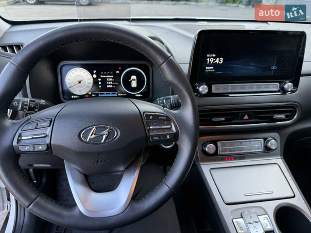 Білий Хендай Kona Electric, об'ємом двигуна 0 л та пробігом 15 тис. км за 24000 $, фото 6 на Automoto.ua