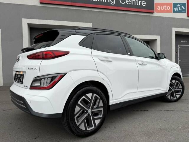 Белый Хендай Kona Electric, объемом двигателя 0 л и пробегом 52 тыс. км за 17599 $, фото 14 на Automoto.ua