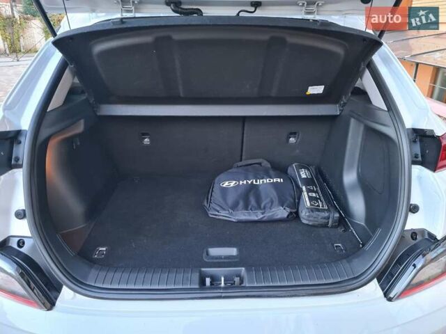 Белый Хендай Kona Electric, объемом двигателя 0 л и пробегом 60 тыс. км за 17700 $, фото 11 на Automoto.ua