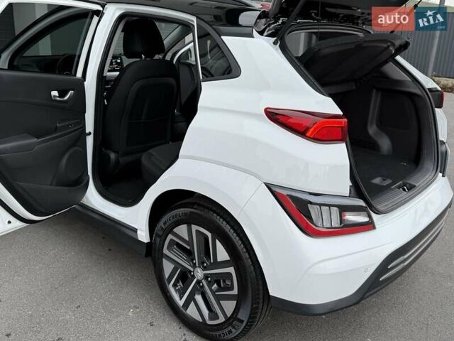 Белый Хендай Kona Electric, объемом двигателя 0 л и пробегом 52 тыс. км за 17599 $, фото 36 на Automoto.ua