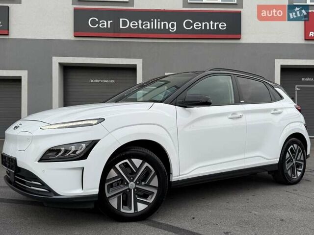 Белый Хендай Kona Electric, объемом двигателя 0 л и пробегом 52 тыс. км за 17599 $, фото 43 на Automoto.ua
