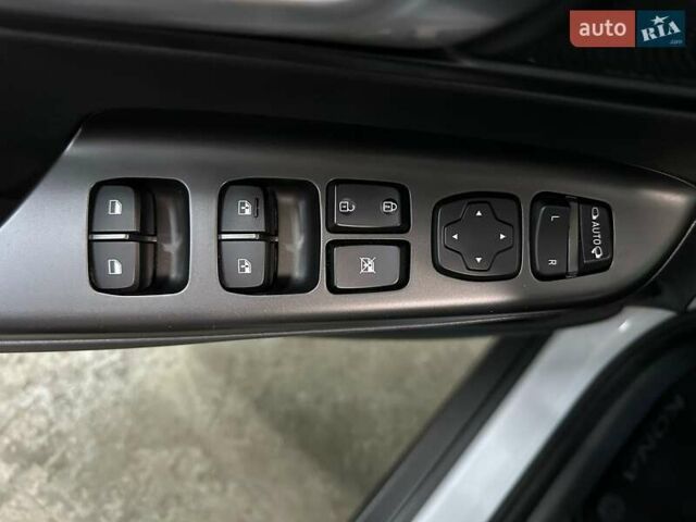 Белый Хендай Kona Electric, объемом двигателя 0 л и пробегом 108 тыс. км за 20900 $, фото 3 на Automoto.ua