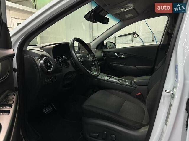 Белый Хендай Kona Electric, объемом двигателя 0 л и пробегом 108 тыс. км за 20900 $, фото 32 на Automoto.ua