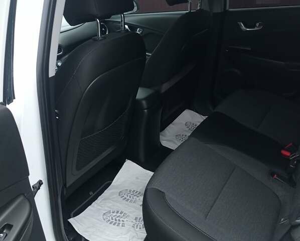 Белый Хендай Kona Electric, объемом двигателя 0 л и пробегом 42 тыс. км за 17500 $, фото 11 на Automoto.ua