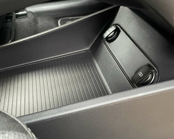 Белый Хендай Kona Electric, объемом двигателя 0 л и пробегом 57 тыс. км за 17600 $, фото 17 на Automoto.ua