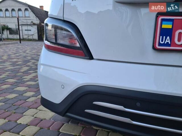 Белый Хендай Kona Electric, объемом двигателя 0 л и пробегом 60 тыс. км за 17700 $, фото 5 на Automoto.ua