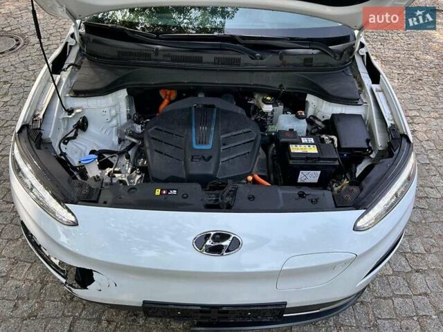 Белый Хендай Kona Electric, объемом двигателя 0 л и пробегом 42 тыс. км за 13000 $, фото 12 на Automoto.ua