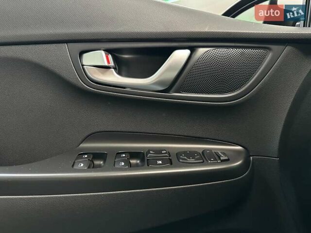 Белый Хендай Kona Electric, объемом двигателя 0 л и пробегом 108 тыс. км за 20900 $, фото 39 на Automoto.ua