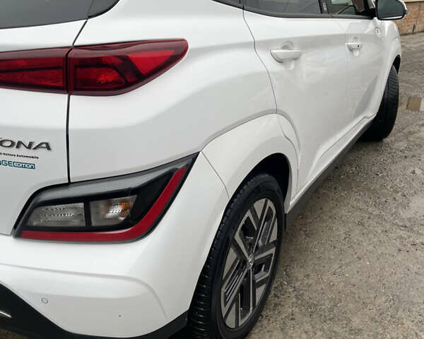 Белый Хендай Kona Electric, объемом двигателя 0 л и пробегом 57 тыс. км за 17600 $, фото 6 на Automoto.ua