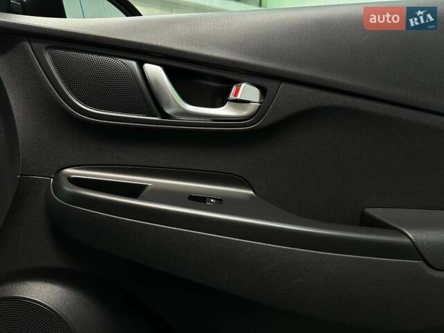 Белый Хендай Kona Electric, объемом двигателя 0 л и пробегом 108 тыс. км за 20900 $, фото 76 на Automoto.ua