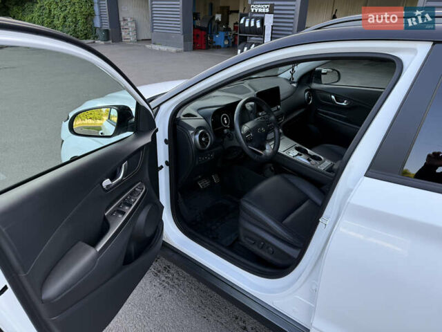 Білий Хендай Kona Electric, об'ємом двигуна 0 л та пробігом 15 тис. км за 24000 $, фото 4 на Automoto.ua