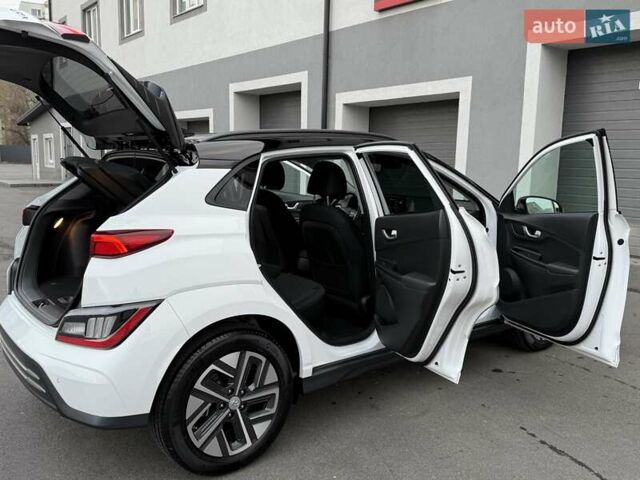 Белый Хендай Kona Electric, объемом двигателя 0 л и пробегом 52 тыс. км за 17599 $, фото 34 на Automoto.ua