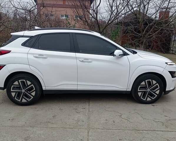 Белый Хендай Kona Electric, объемом двигателя 0 л и пробегом 42 тыс. км за 17500 $, фото 3 на Automoto.ua