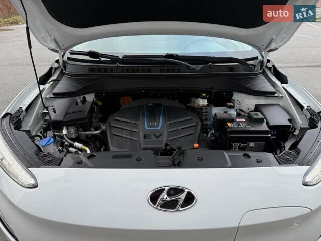 Белый Хендай Kona Electric, объемом двигателя 0 л и пробегом 52 тыс. км за 17599 $, фото 30 на Automoto.ua