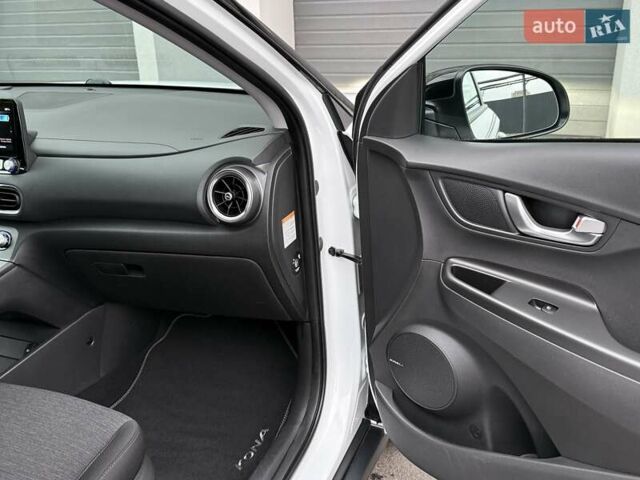 Белый Хендай Kona Electric, объемом двигателя 0 л и пробегом 52 тыс. км за 17599 $, фото 22 на Automoto.ua