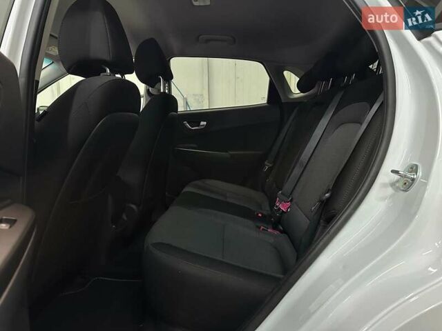 Белый Хендай Kona Electric, объемом двигателя 0 л и пробегом 108 тыс. км за 20900 $, фото 64 на Automoto.ua