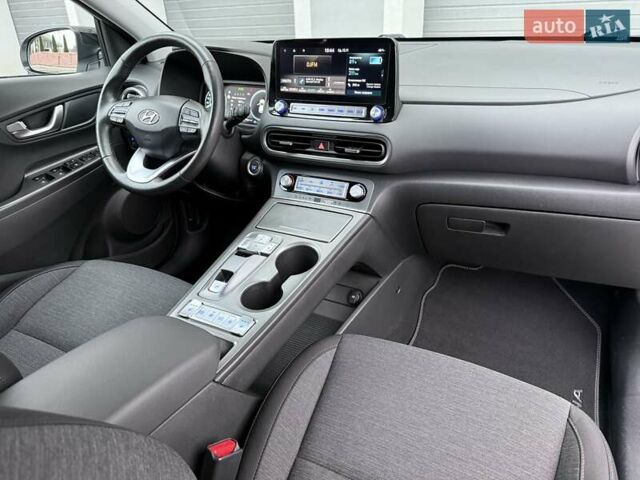 Белый Хендай Kona Electric, объемом двигателя 0 л и пробегом 52 тыс. км за 17599 $, фото 26 на Automoto.ua