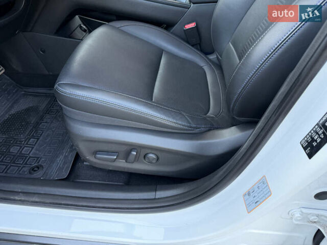 Білий Хендай Kona Electric, об'ємом двигуна 0 л та пробігом 15 тис. км за 24000 $, фото 9 на Automoto.ua