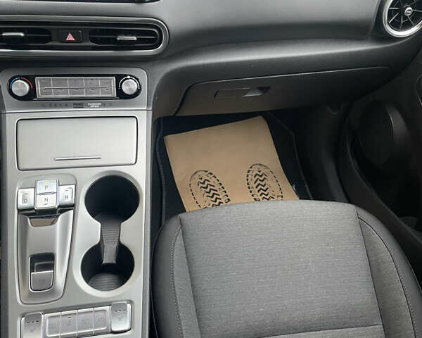 Белый Хендай Kona Electric, объемом двигателя 0 л и пробегом 57 тыс. км за 17600 $, фото 15 на Automoto.ua