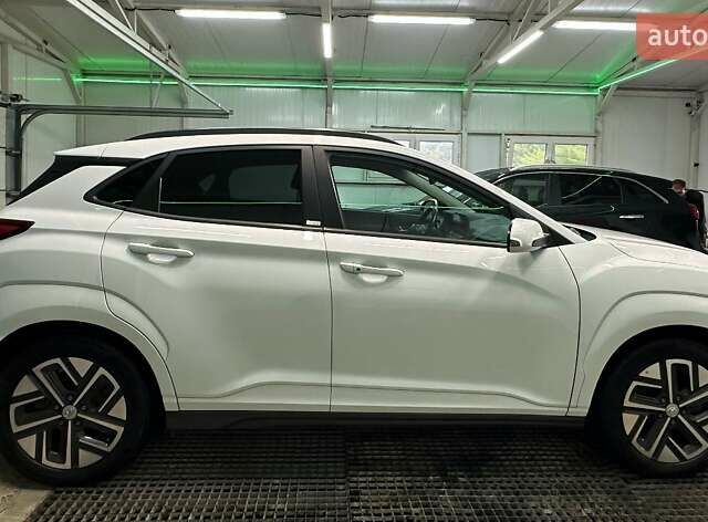 Белый Хендай Kona Electric, объемом двигателя 0 л и пробегом 108 тыс. км за 20900 $, фото 21 на Automoto.ua