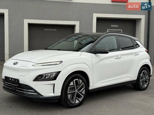 Белый Хендай Kona Electric, объемом двигателя 0 л и пробегом 52 тыс. км за 17599 $, фото 7 на Automoto.ua