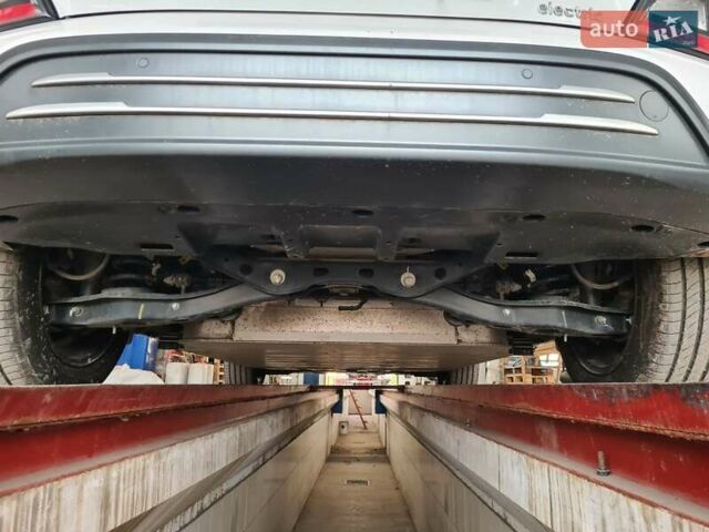 Белый Хендай Kona Electric, объемом двигателя 0 л и пробегом 60 тыс. км за 17700 $, фото 39 на Automoto.ua