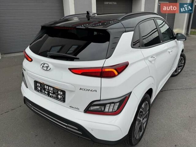 Белый Хендай Kona Electric, объемом двигателя 0 л и пробегом 52 тыс. км за 17599 $, фото 15 на Automoto.ua