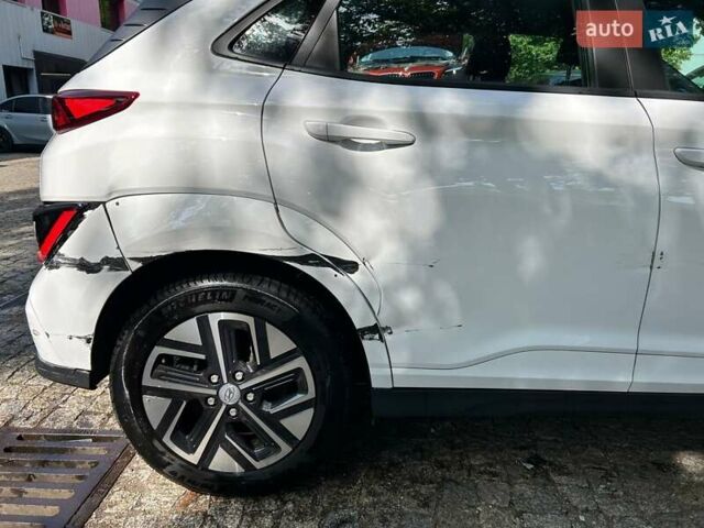 Белый Хендай Kona Electric, объемом двигателя 0 л и пробегом 42 тыс. км за 13000 $, фото 1 на Automoto.ua