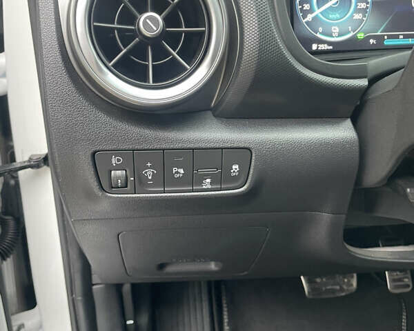 Белый Хендай Kona Electric, объемом двигателя 0 л и пробегом 57 тыс. км за 17600 $, фото 8 на Automoto.ua