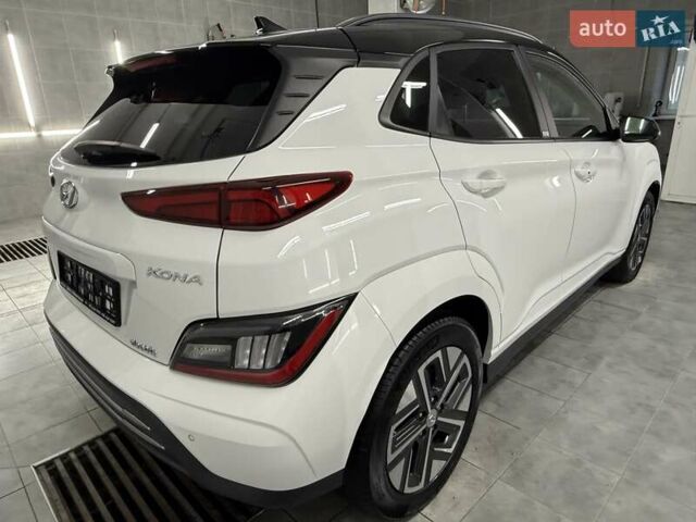 Белый Хендай Kona Electric, объемом двигателя 0 л и пробегом 52 тыс. км за 17599 $, фото 3 на Automoto.ua