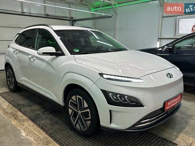 Белый Хендай Kona Electric, объемом двигателя 0 л и пробегом 108 тыс. км за 20900 $, фото 22 на Automoto.ua