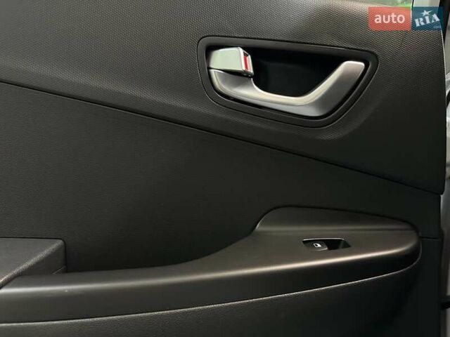 Белый Хендай Kona Electric, объемом двигателя 0 л и пробегом 108 тыс. км за 20900 $, фото 41 на Automoto.ua