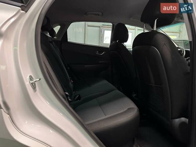 Белый Хендай Kona Electric, объемом двигателя 0 л и пробегом 108 тыс. км за 20900 $, фото 72 на Automoto.ua