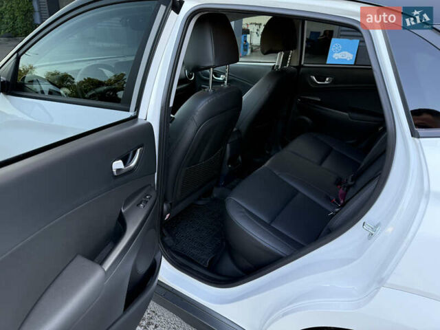 Білий Хендай Kona Electric, об'ємом двигуна 0 л та пробігом 15 тис. км за 24000 $, фото 8 на Automoto.ua