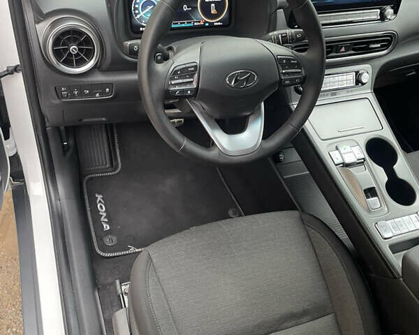 Белый Хендай Kona Electric, объемом двигателя 0 л и пробегом 57 тыс. км за 17600 $, фото 7 на Automoto.ua