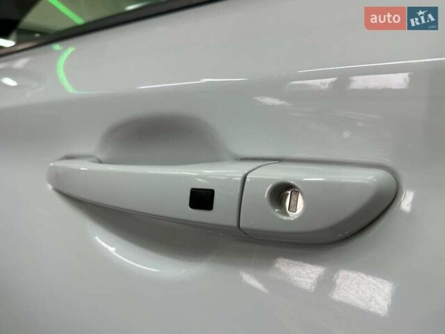 Белый Хендай Kona Electric, объемом двигателя 0 л и пробегом 108 тыс. км за 20900 $, фото 26 на Automoto.ua