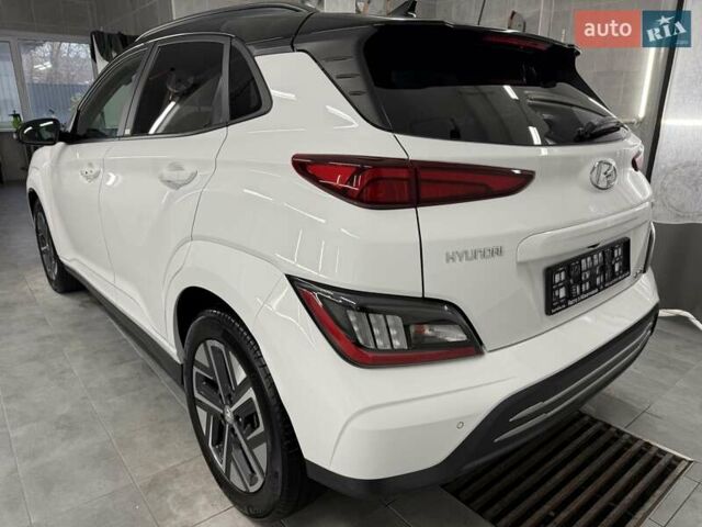 Белый Хендай Kona Electric, объемом двигателя 0 л и пробегом 52 тыс. км за 17599 $, фото 4 на Automoto.ua