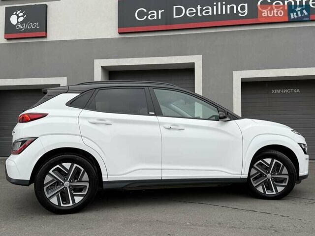 Белый Хендай Kona Electric, объемом двигателя 0 л и пробегом 52 тыс. км за 17599 $, фото 16 на Automoto.ua