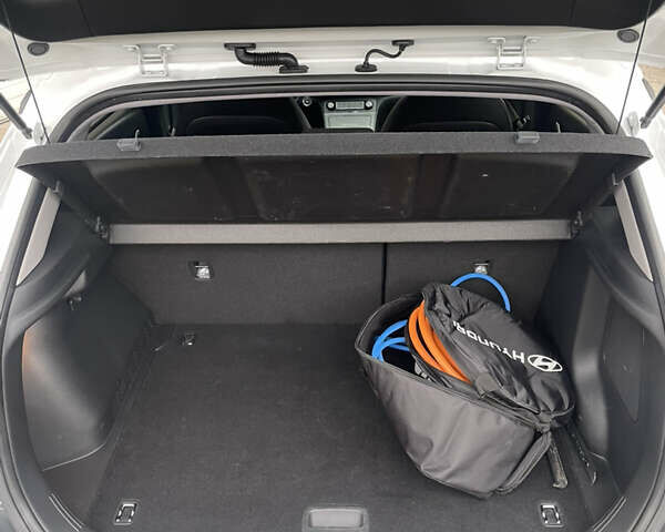 Белый Хендай Kona Electric, объемом двигателя 0 л и пробегом 57 тыс. км за 17600 $, фото 14 на Automoto.ua