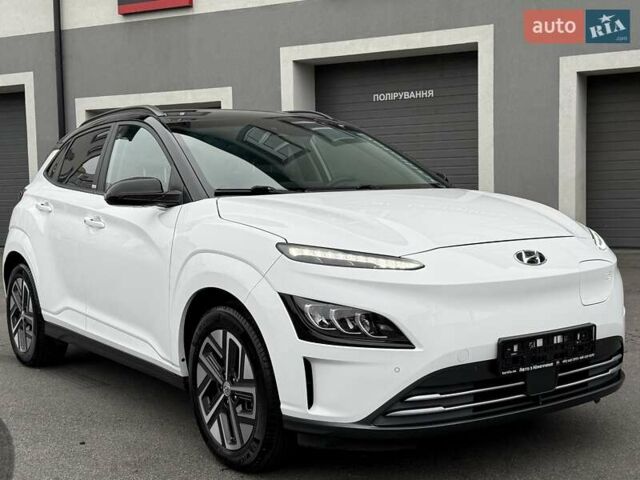 Белый Хендай Kona Electric, объемом двигателя 0 л и пробегом 52 тыс. км за 17599 $, фото 5 на Automoto.ua