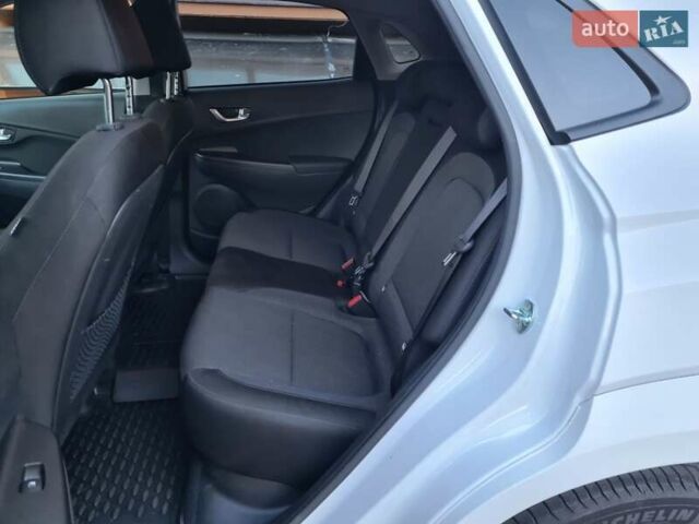 Белый Хендай Kona Electric, объемом двигателя 0 л и пробегом 60 тыс. км за 17700 $, фото 10 на Automoto.ua