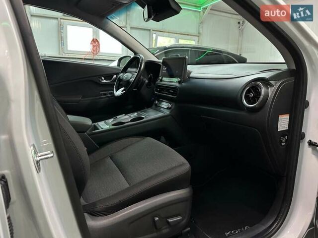 Белый Хендай Kona Electric, объемом двигателя 0 л и пробегом 108 тыс. км за 20900 $, фото 75 на Automoto.ua