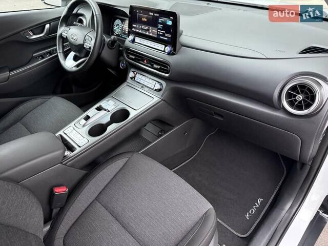 Белый Хендай Kona Electric, объемом двигателя 0 л и пробегом 52 тыс. км за 17599 $, фото 24 на Automoto.ua