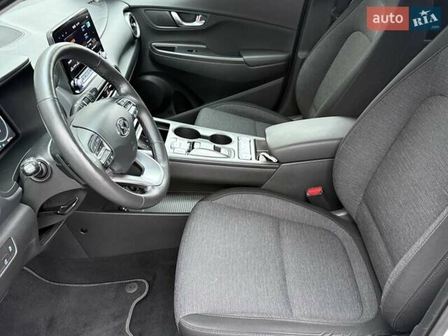 Белый Хендай Kona Electric, объемом двигателя 0 л и пробегом 52 тыс. км за 17599 $, фото 18 на Automoto.ua