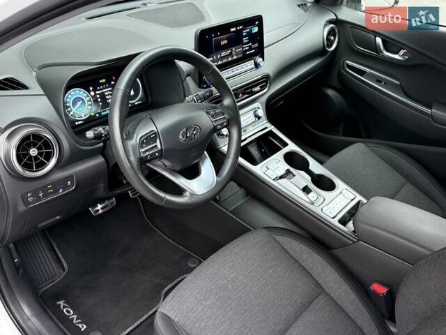 Белый Хендай Kona Electric, объемом двигателя 0 л и пробегом 52 тыс. км за 17599 $, фото 17 на Automoto.ua