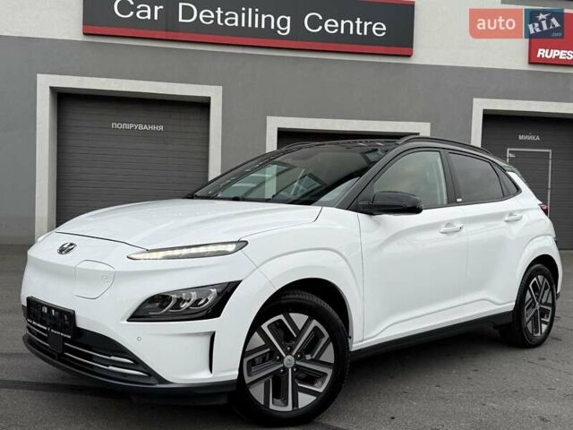Белый Хендай Kona Electric, объемом двигателя 0 л и пробегом 52 тыс. км за 17599 $, фото 41 на Automoto.ua
