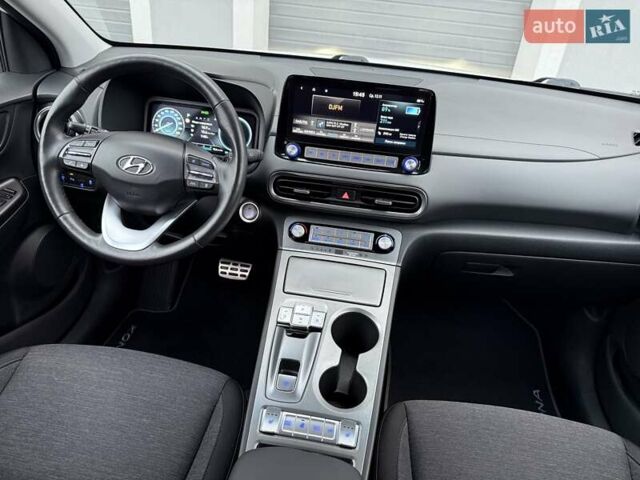 Белый Хендай Kona Electric, объемом двигателя 0 л и пробегом 52 тыс. км за 17599 $, фото 29 на Automoto.ua